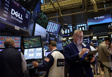 Chứng khoán Mỹ đương đầu áp lực giảm từ cổ phiếu công nghệ, giá dầu đi xuống