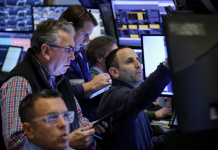 Phố Wall lảo đảo vì Microsoft giảm sâu, giá dầu bật tăng